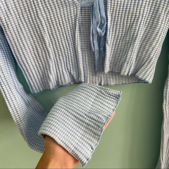 Blue and White Wide Sleeves Tie Top - Picture 3 of 4